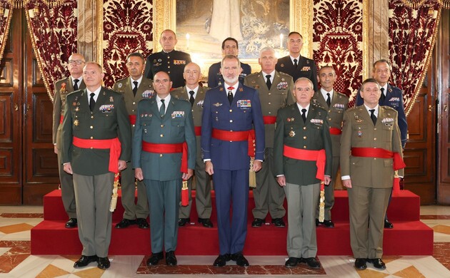 Su Majestad el Rey junto al grupo de generales de generales de Brigada y al contralmirante que asisten a la audiencia